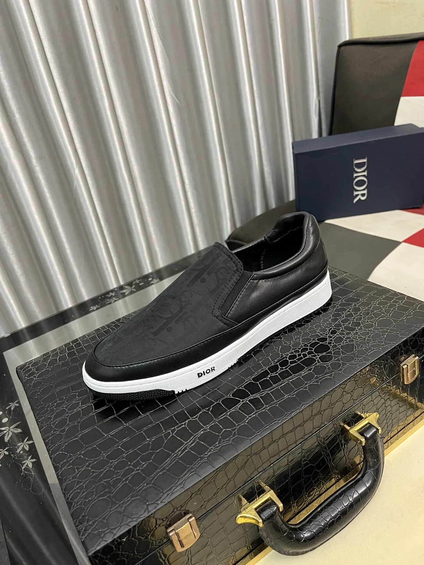 Men's men's shoes 💰420⌚️⌚️Dior unique modern style sneakers. Counter purchasing 🏃casual leather shoes😍😍 original cowhide leather imported from Italy (refuses to discolor and grind feet) soles: original soles specially provided by the original factory, super cool😍 lace up and walk with wind👍 style design ⚠️ super comfortable and wear-resistant original soles. Code number: 38-444️⃣Colors available